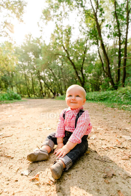 Lifestyle portrait of a baby boy on a hiking trail — Stock Photo