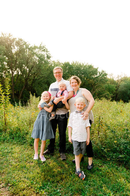 Retrato de família de comprimento total de uma família de cinco — Fotografia de Stock