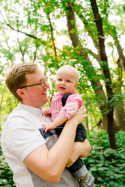 Primo piano ritratto di un padre che tiene in braccio il suo bambino — Foto stock