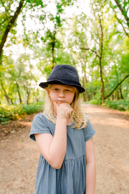 Funny portrait of a young girl making a silly face — Stock Photo