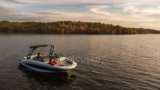 Vue aérienne d'un bateau sur un lac en Ontario, Canada à l'automne. — Photo de stock