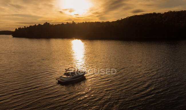 Vue aérienne d'un bateau sur un lac en Ontario, Canada au coucher du soleil. — Photo de stock