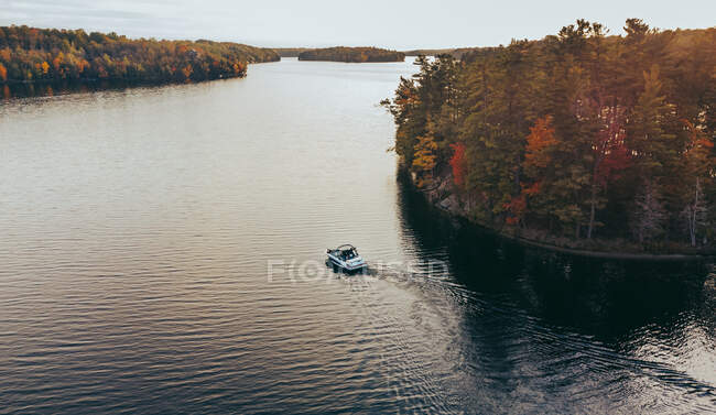 Luftaufnahme eines Bootes auf einem See in Ontario, Kanada im Herbst. — Stockfoto
