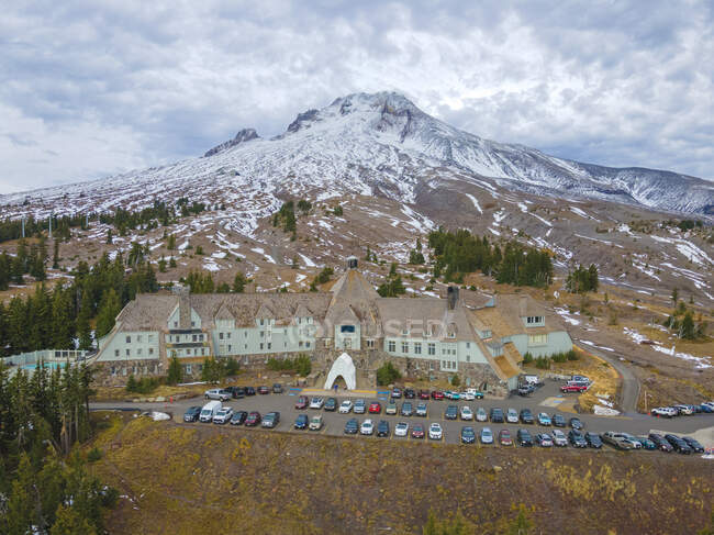 Вид с воздуха на Tiberline Lodge с горы Худ на заднем плане — стоковое фото