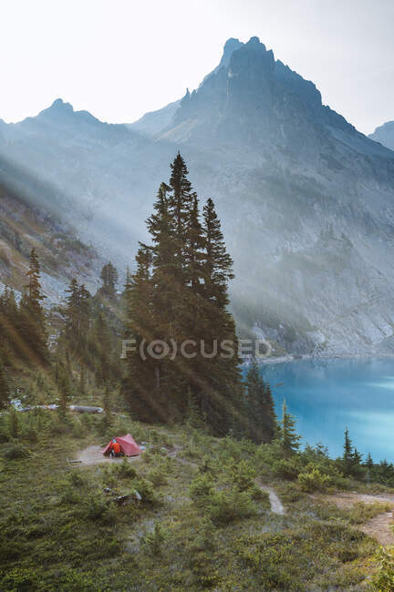 Zeltplatz mit Sonnenstrahlen in der Wildnis der alpinen Seen — Stockfoto