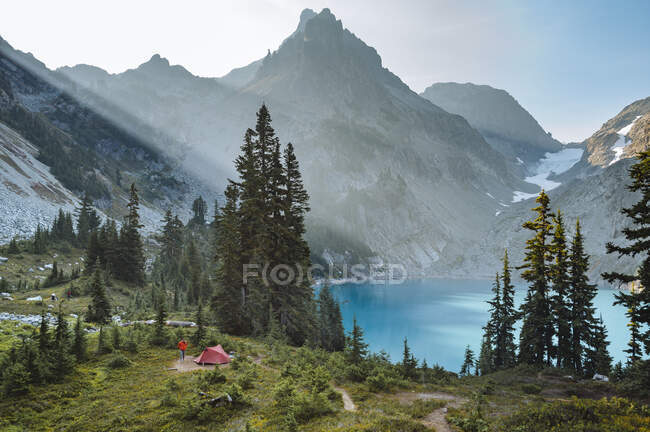 Zeltplatz mit Sonnenstrahlen in der Wildnis der alpinen Seen — Stockfoto
