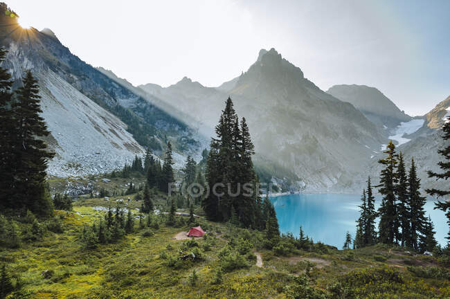 Acampamento na bela natureza dos lagos alpinos — Fotografia de Stock