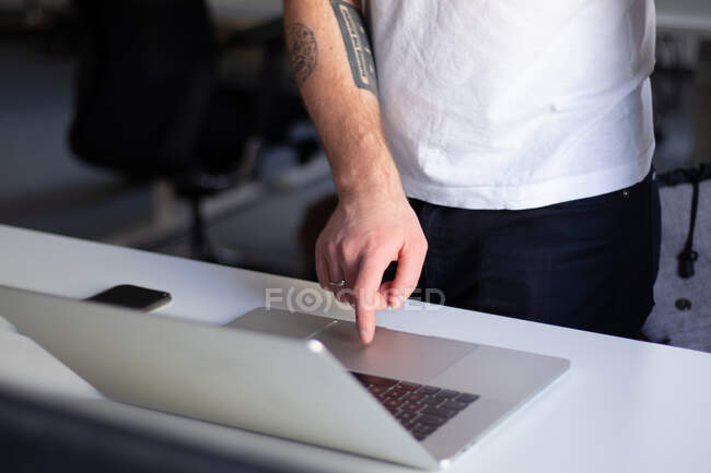 Hombre trabajando en un ordenador portátil - foto de stock