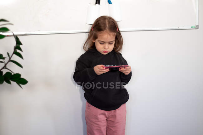 Chica trabajando en un teléfono - foto de stock