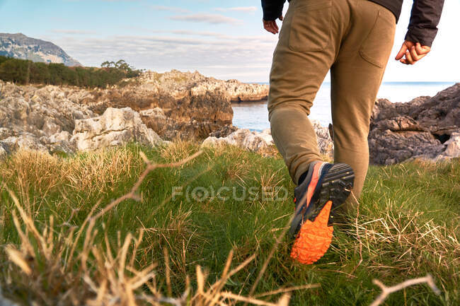 Mountaineer man at sunrise in the mountain — Stock Photo