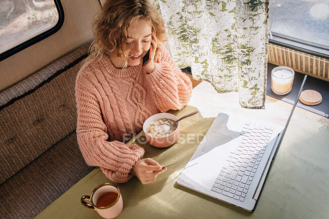 Woman in online shopping trailer behind laptop. — Stock Photo