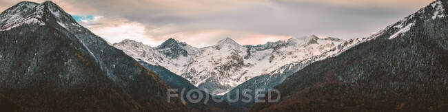 Vista panoramica dei Pirenei in inverno. Si può vedere l'Aneto. — Foto stock