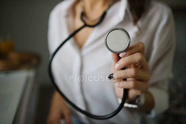 Крупним планом жінка тримає стетоскоп . — стокове фото