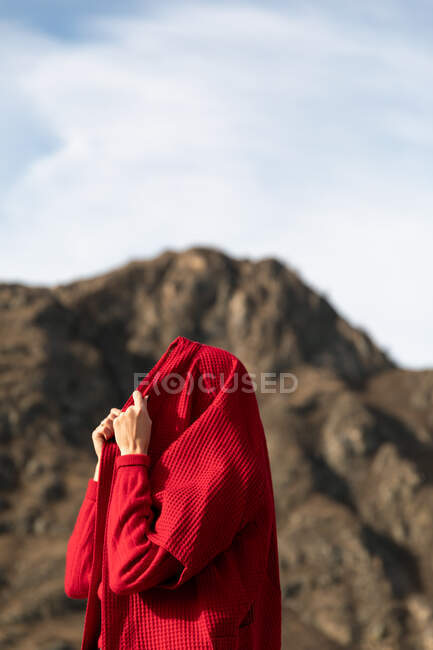 Frau mit Bademantel auf dem Kopf am Berg — Stockfoto