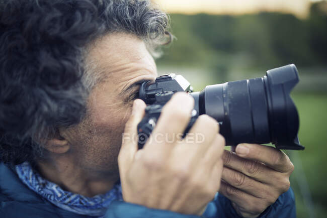 Фотограф, работающий над французскими Пиренеями. — стоковое фото