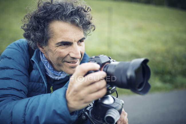 Fotografo che lavora sui Pirenei francesi. — Foto stock