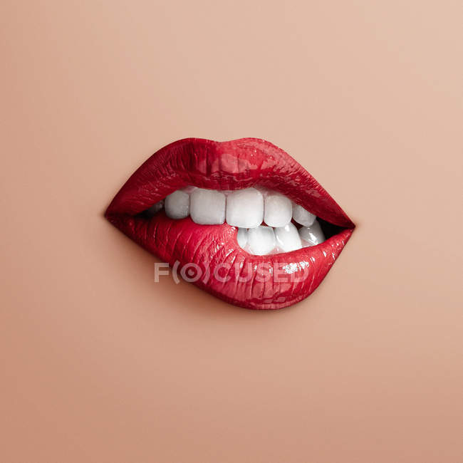 Denti labbro mordente — Foto stock