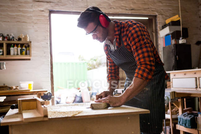 Schreiner arbeitet an seinem Handwerk — Stockfoto