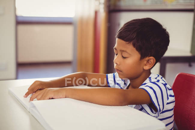 Schüler lernen Unterricht im Klassenzimmer auswendig — Stockfoto