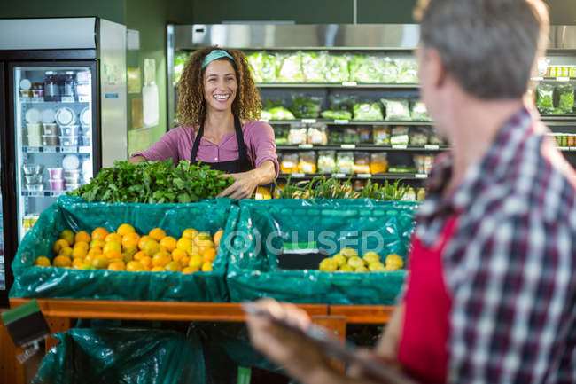 Personnel souriant interagissant entre eux — Photo de stock