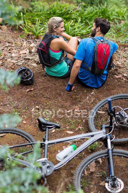 Couple sportif interagissant les uns avec les autres — Photo de stock