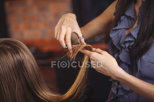 Жіноче волосся обрізається — стокове фото