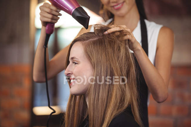 Peluquería estilismo clientes pelo - foto de stock