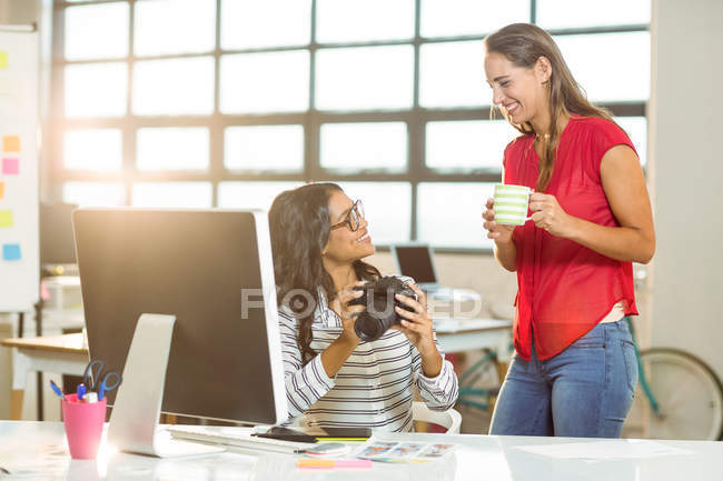 Dirigeants d'entreprise interagissant entre eux — Photo de stock