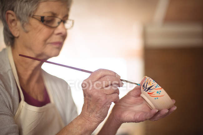 Pittura vasaio femminile su ciotola — Foto stock