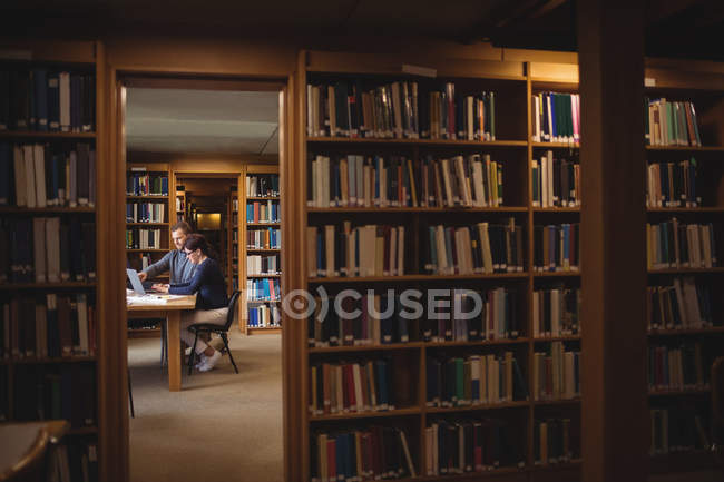 Estudantes maduros trabalhando na biblioteca da faculdade — Fotografia de Stock