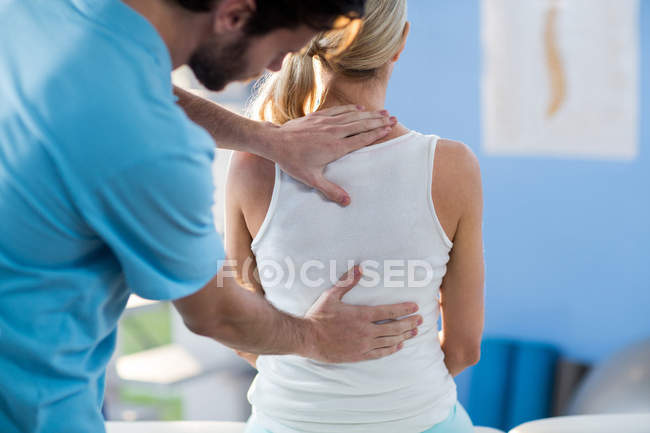 Фізіотерапевт дає масаж спини пацієнту — стокове фото