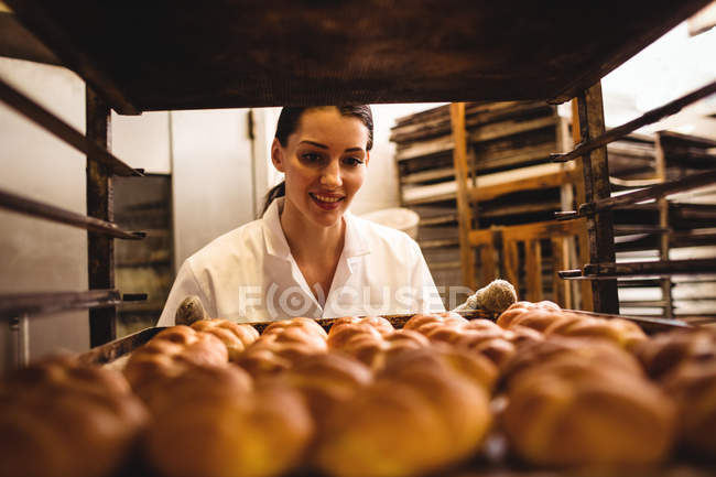 Boulanger femelle tenant plateau de michetta — Photo de stock