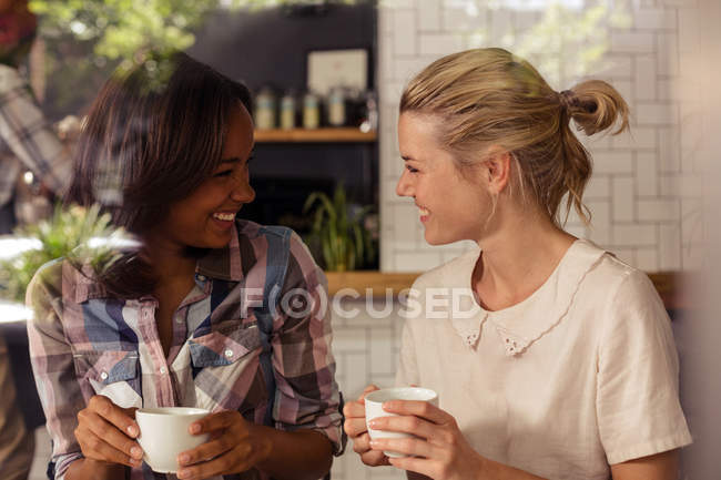 Amigas interactuando entre sí - foto de stock