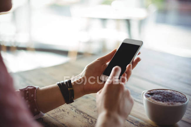 Femme utilisant un téléphone portable — Photo de stock