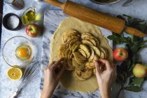 Вид зверху жінки готує яблучний пиріг, покрокові рецепти концепції — стокове фото