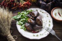 Getrocknete Auberginen gefüllt mit Fleischreis und einer Mischung aus verschiedenen Gewürzen — Stockfoto