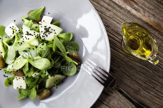 Top view of meat free salad with spinach in white bowl on wooden table — Stock Photo