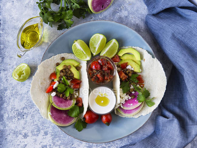 Teller mit Gemüse-Tacos mit Sauce auf Marmortisch — Stockfoto