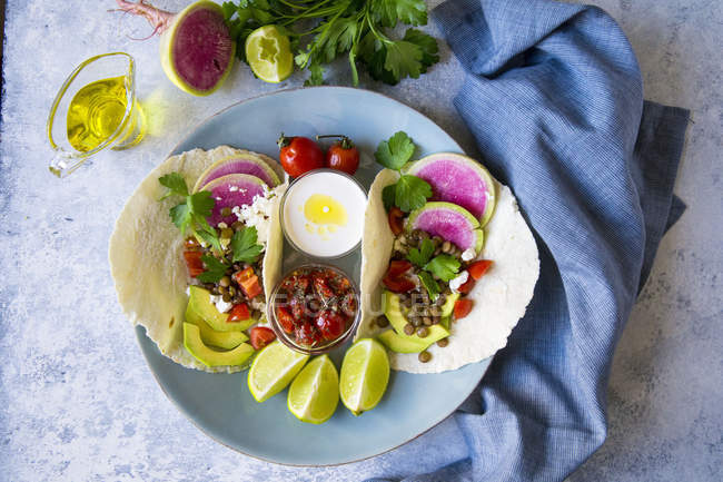 Placa de vista superior de tacos vegetarianos com molho na mesa de mármore — Fotografia de Stock