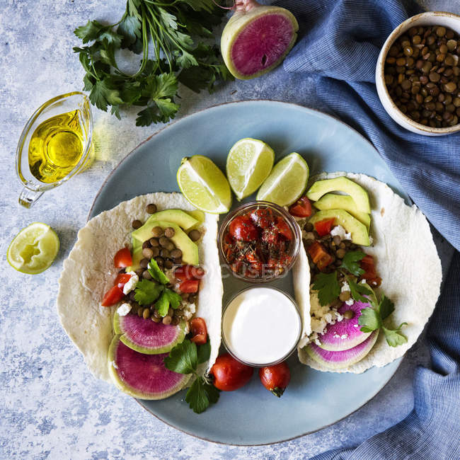 Teller mit Gemüse-Tacos mit Sauce auf Marmortisch — Stockfoto