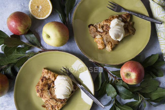 Apfel-Galetten auf Tellern mit verzierten Äpfeln auf dem Tisch — Stockfoto