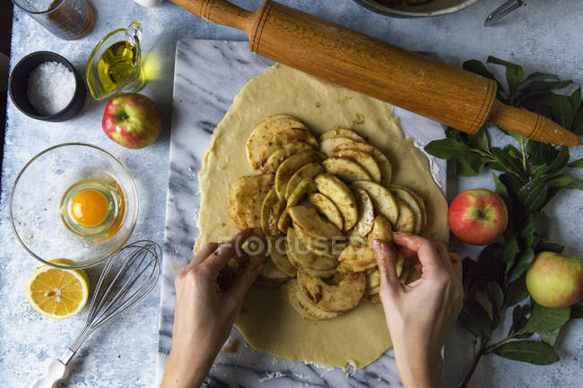 Vista aérea de la mujer preparando pastel de manzana, paso a paso el concepto de recetas - foto de stock