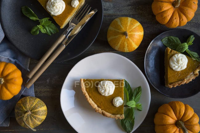 Composition view of slices of spicey pumpkin pie on plates — Stock Photo