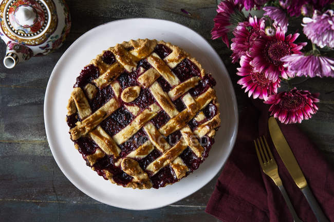 Overhead view of berry pie with a lattice top on cake stand — Stock Photo