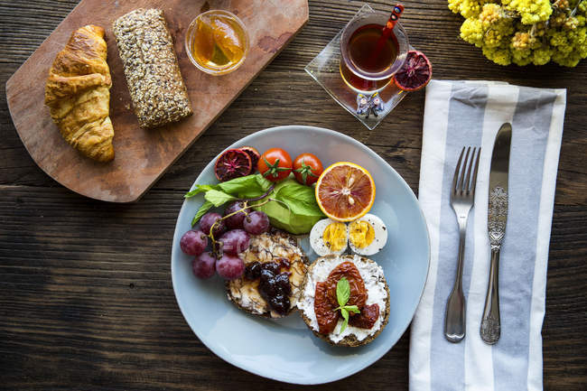 Bodegón de desayuno servido con té turco en la mesa - foto de stock