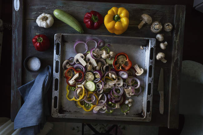 Raw ingredients for veggie pizza served on baking tray — Stock Photo