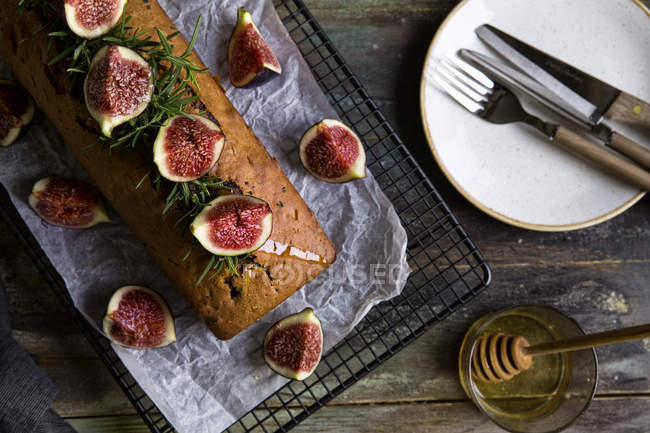 Top view of freshly baked fig cake on cooling rack — Stock Photo