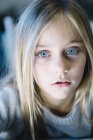 Linda loira preteen menina com grandes olhos azuis olhando para a câmera — Fotografia de Stock