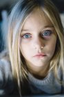 Linda loira preteen menina com grandes olhos azuis olhando para a câmera — Fotografia de Stock