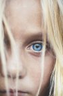 Close up tiro de bela loira menina pré-adolescente, visão parcial do olho azul — Fotografia de Stock
